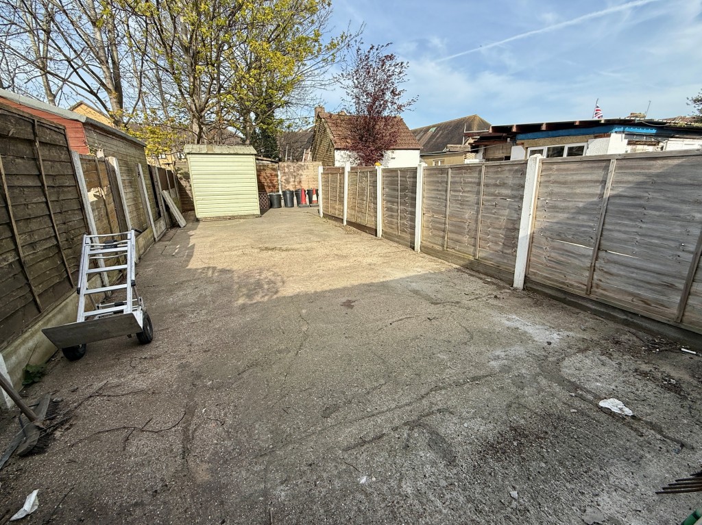 Lot: 75 - FREEHOLD SITE WITH WORKSHOP, OFFICE, HARDSTANDING AND PARKING - Second area of hardstanding